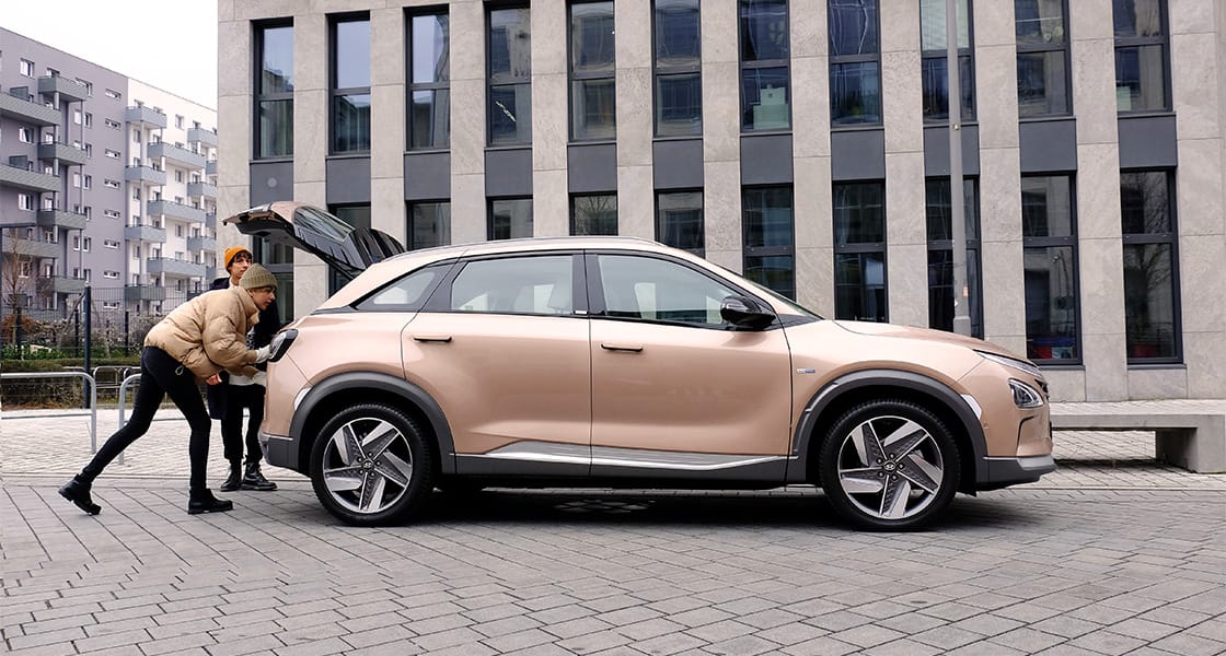 Ebba Zingmark and friend Sean loading the Hyundai NEXO for their trip to the lake Bernsteinsee