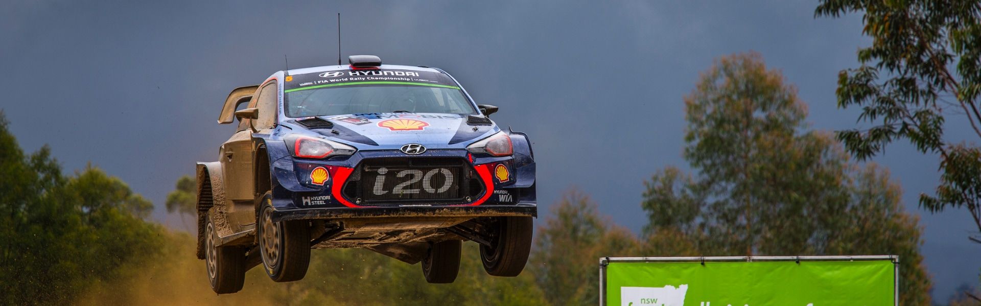 점프하는 i20 WRC 차량