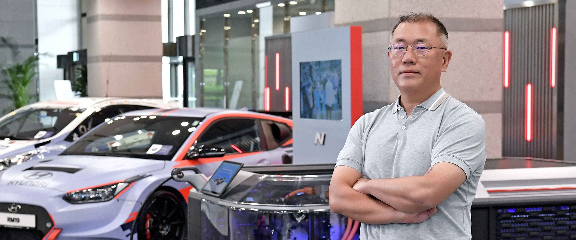 Hyundai Motor Group Chairman Euisun Chung Honored with the Issigonis Trophy at the 2021 Autocar Awards