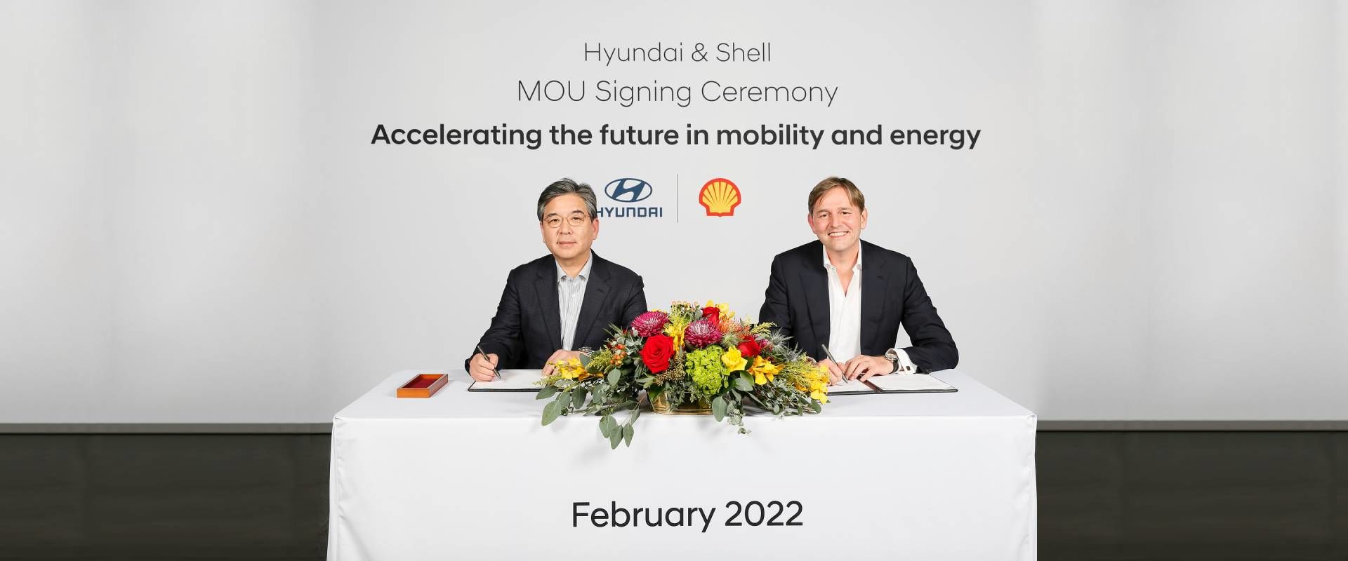 Jaehoon Chang, President and CEO of Hyundai Motor Company  (right) Huibert Vigeveno, Downstream Director of Shell