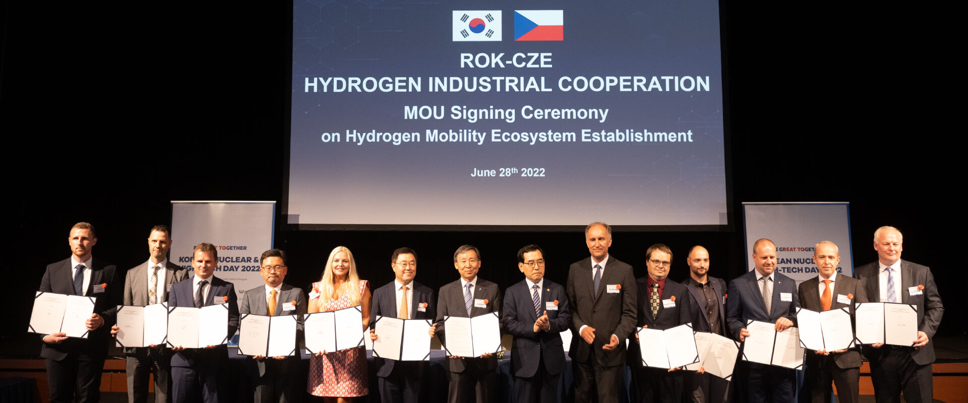 A group of people who just joined the MoU are standing to pose for the camera