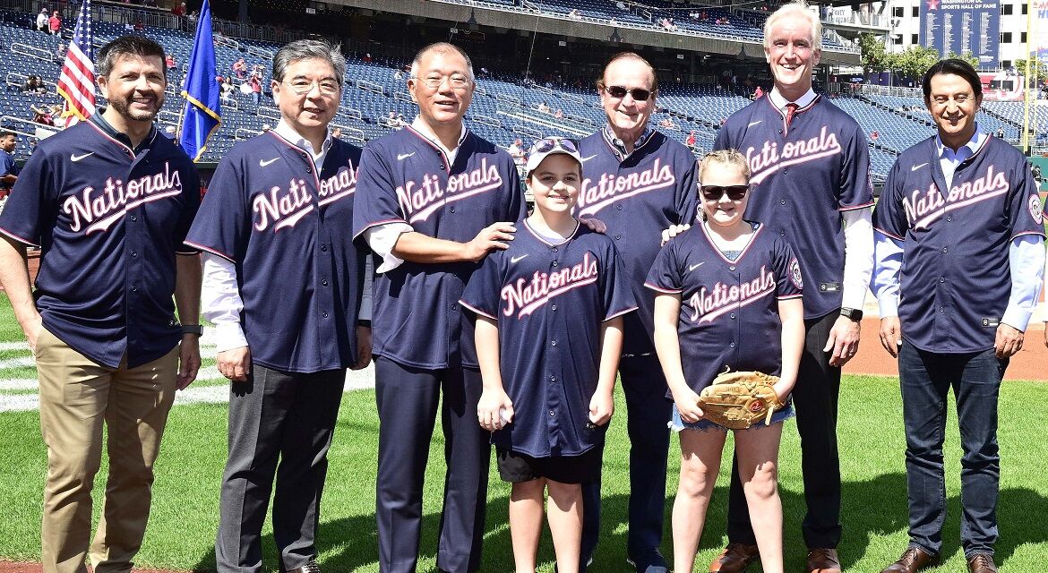 (Front row, from left) Oliver Foster and Raynie Clark, HHOW National Youth Ambassador; (Back row, from the left) John Guastaferro, Executive Director of HHOW; Jaehoon Chang, President & CEO of Hyundai Motor Company; Euisun Chung, Executive Chair of Hyundai Motor Group; Don Reilly, Co-founder of HHOW; Kevin Reilly, Vice Chair of HHOW; José Muñoz, President & COO of Hyundai Motor Company, and President & CEO of Hyundai Motor North America