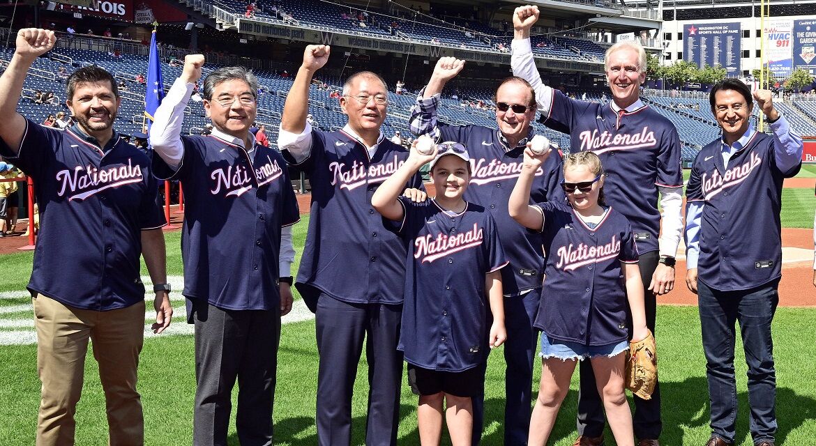 (Front row, from left) Oliver Foster and Raynie Clark, HHOW National Youth Ambassador; (Back row, from the left) John Guastaferro, Executive Director of HHOW; Jaehoon Chang, President & CEO of Hyundai Motor Company; Euisun Chung, Executive Chair of Hyundai Motor Group; Don Reilly, Co-founder of HHOW; Kevin Reilly, Vice Chair of HHOW; José Muñoz, President & COO of Hyundai Motor Company, and President & CEO of Hyundai Motor North America