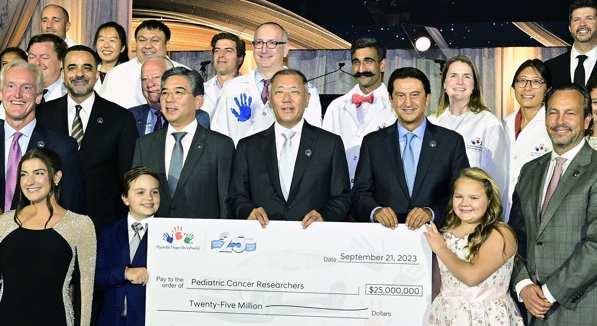 Photos from Hyundai Hope On Wheels 25th anniversary Gala event. (center) Euisun Chung, Executive Chair, Hyundai Motor Group; (center left) Jaehoon Chang, President & CEO of Hyundai Motor Company; (center right) José Muñoz, President & COO of Hyundai Motor Company, and President & CEO of Hyundai Motor North America; HHOW National Youth Ambassador; HHOW representatives and doctors