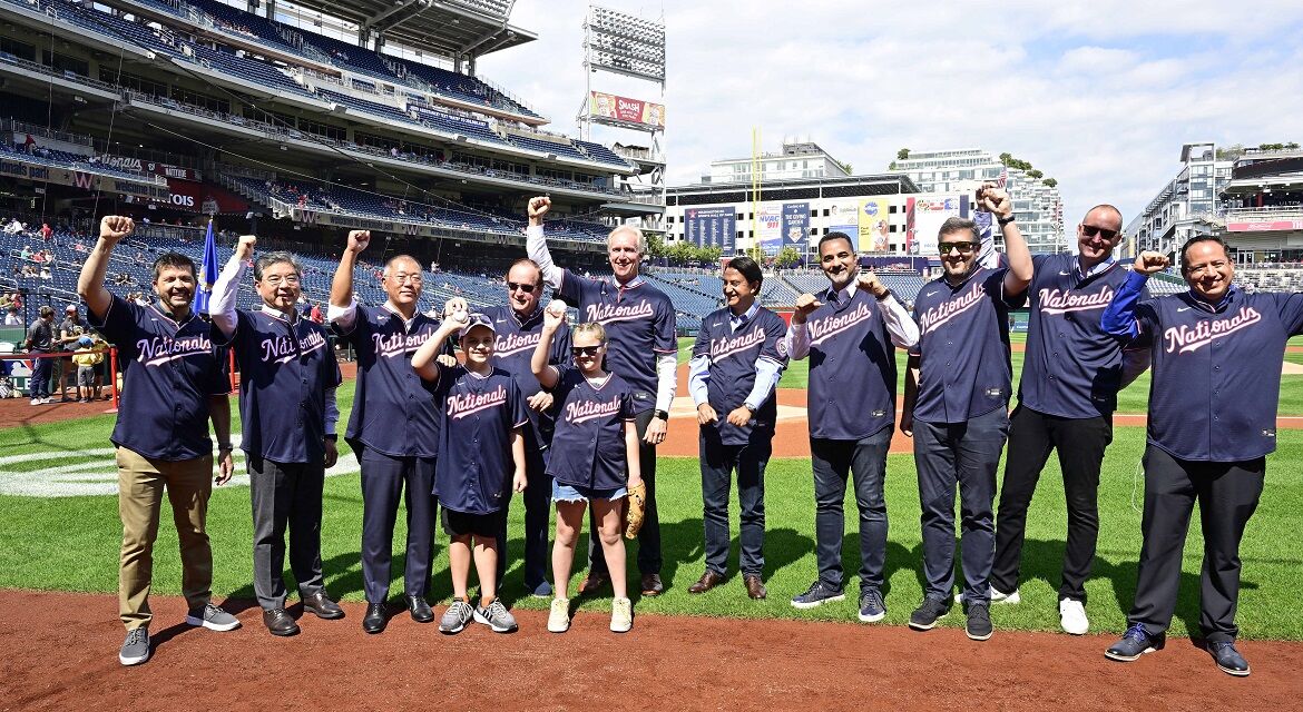 (Front row, from left) Oliver Foster and Raynie Clark, HHOW National Youth Ambassador; (Back row, from the left) John Guastaferro, Executive Director of HHOW; Jaehoon Chang, President & CEO of Hyundai Motor Company; Euisun Chung, Executive Chair of Hyundai Motor Group; Don Reilly, Co-founder of HHOW; Kevin Reilly, Vice Chair of HHOW; José Muñoz, President & COO of Hyundai Motor Company, and President & CEO of Hyundai Motor North America; Randy Parker, CEO of Hyundai Motor America