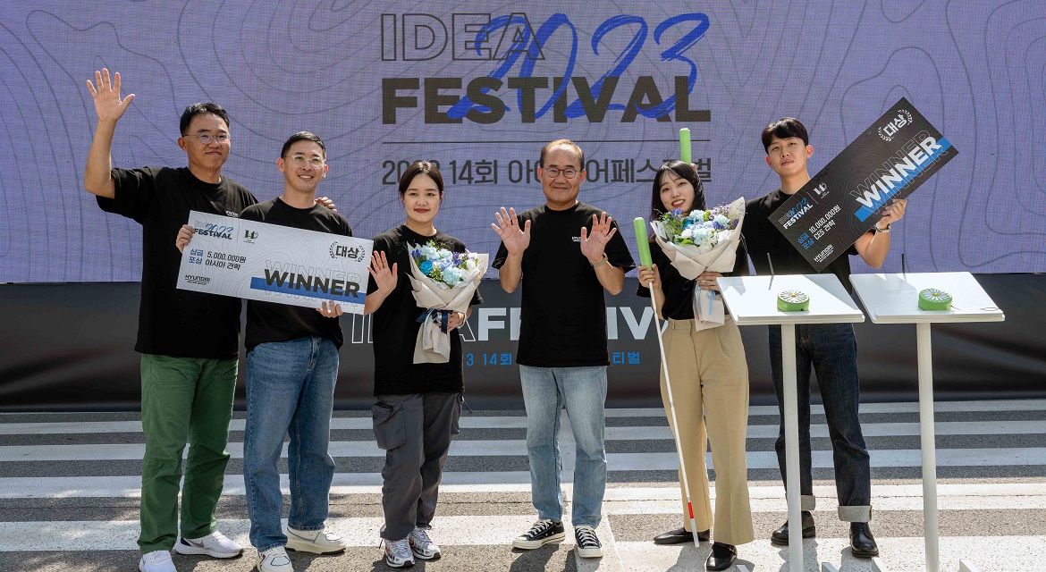 (the fourth from left) Yong Hwa Kim, President and Chief Technology Officer (CTO) of Hyundai Motor Group, and five employee participants who won the 2023 IDEA Festival are posing for a photoshoot on the stage.