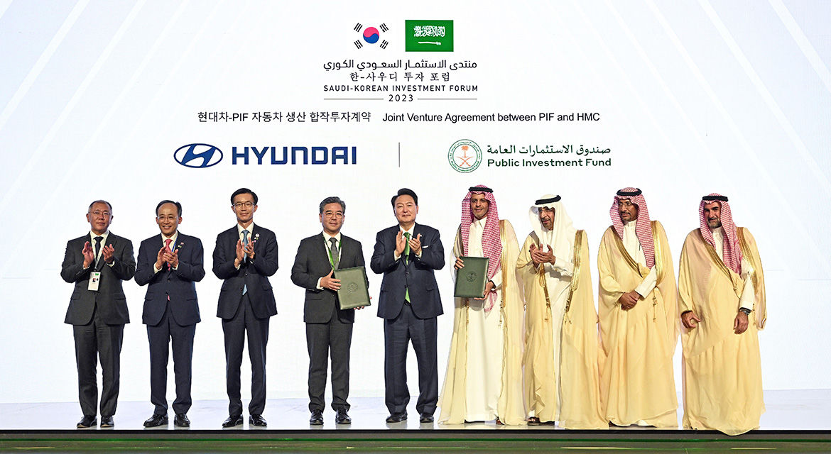 (from left) Euisun Chung, Executive Chair of Hyundai Motor Group; Kyungho Choo, Deputy Prime Minister and Minister of Economy and Finance; Moon Kyu Bang, Minister of Trade, Industry and Energy; Jaehoon Chang, President and CEO of Hyundai Motor Company; Suk Yeol Yoon, President of the Republic of Korea; Yazeed A. Al-Humied, Deputy Governor and Head of MENA Investments at PIF; Khalid Al-Falih, Minister of Investment of Saudi Arabia; Bandar Ibrahim AlKhorayef, Minister of Industry and Mineral Resources; Yasir Al-Rumayyan, Governor of Public Investment Fund (PIF)
