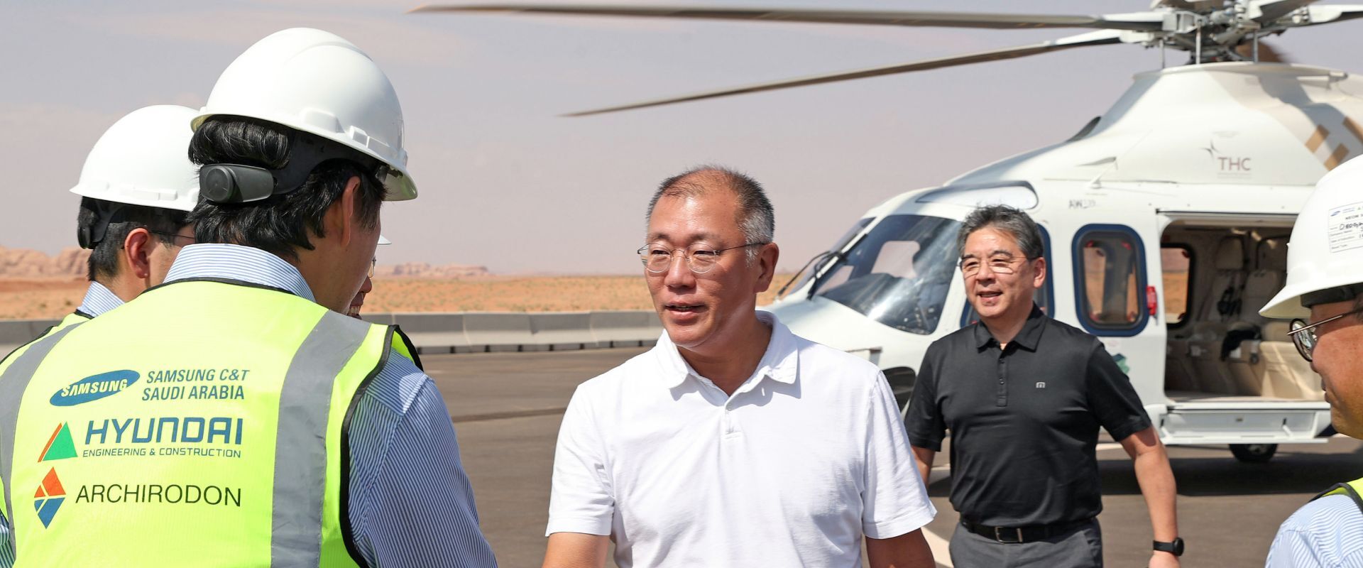 Executive Chiar Euisun Chung visits megaproject construction site in Saudi Arabia