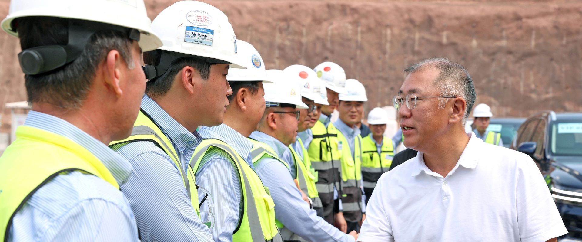 Executive Chiar Euisun Chung visits megaproject construction site in Saudi Arabia