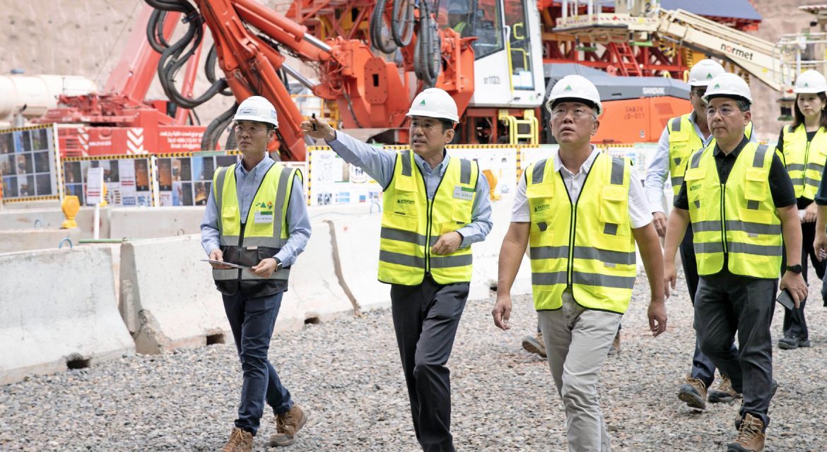 Executive Chiar Euisun Chung visits megaproject construction site in Saudi Arabia