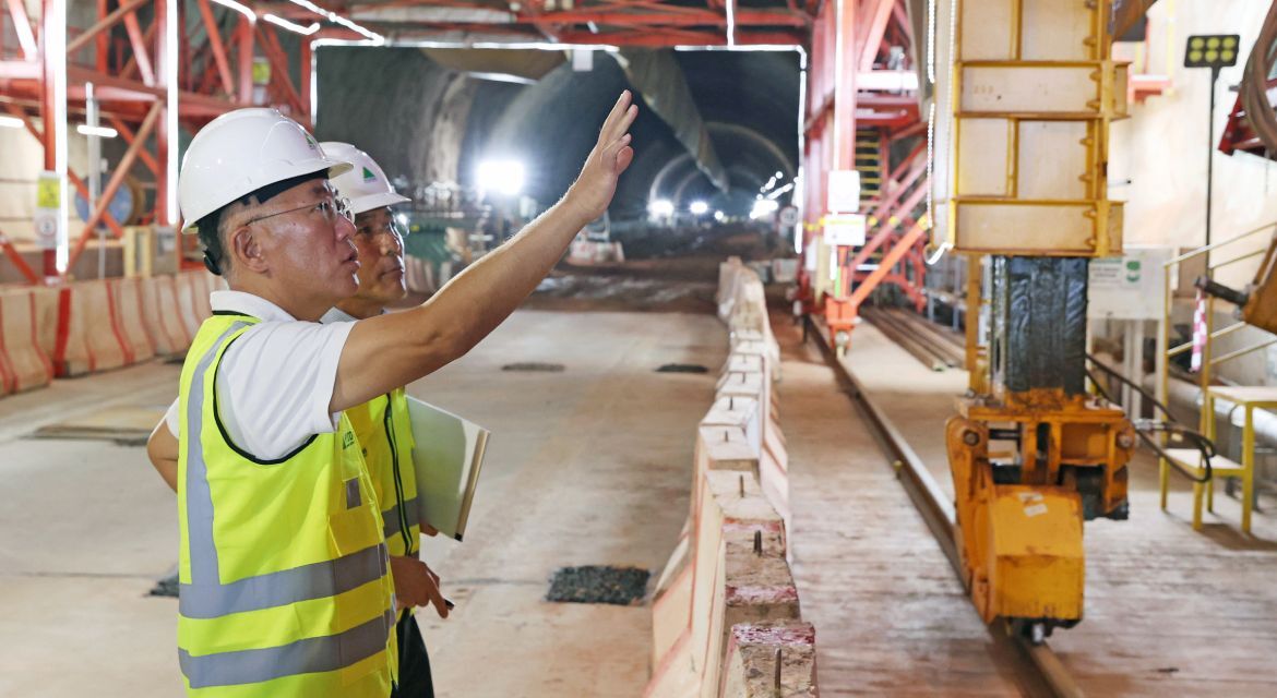 Executive Chiar Euisun Chung visits megaproject construction site in Saudi Arabia
