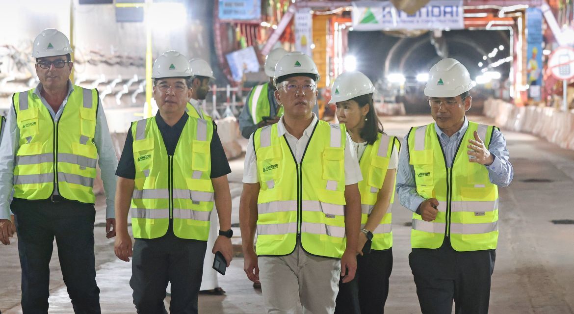 Executive Chiar Euisun Chung visits megaproject construction site in Saudi Arabia