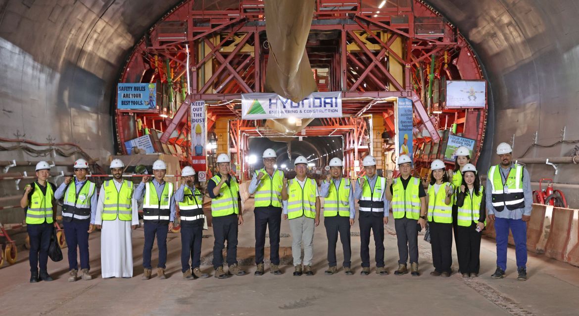 Executive Chiar Euisun Chung visits megaproject construction site in Saudi Arabia