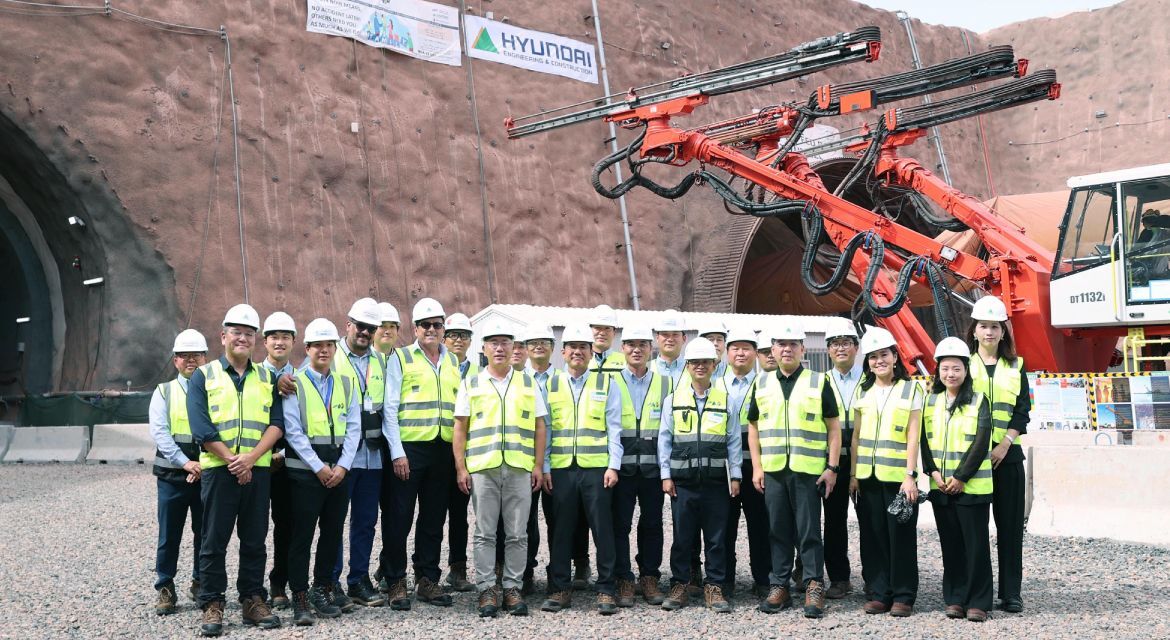Executive Chiar Euisun Chung visits megaproject construction site in Saudi Arabia