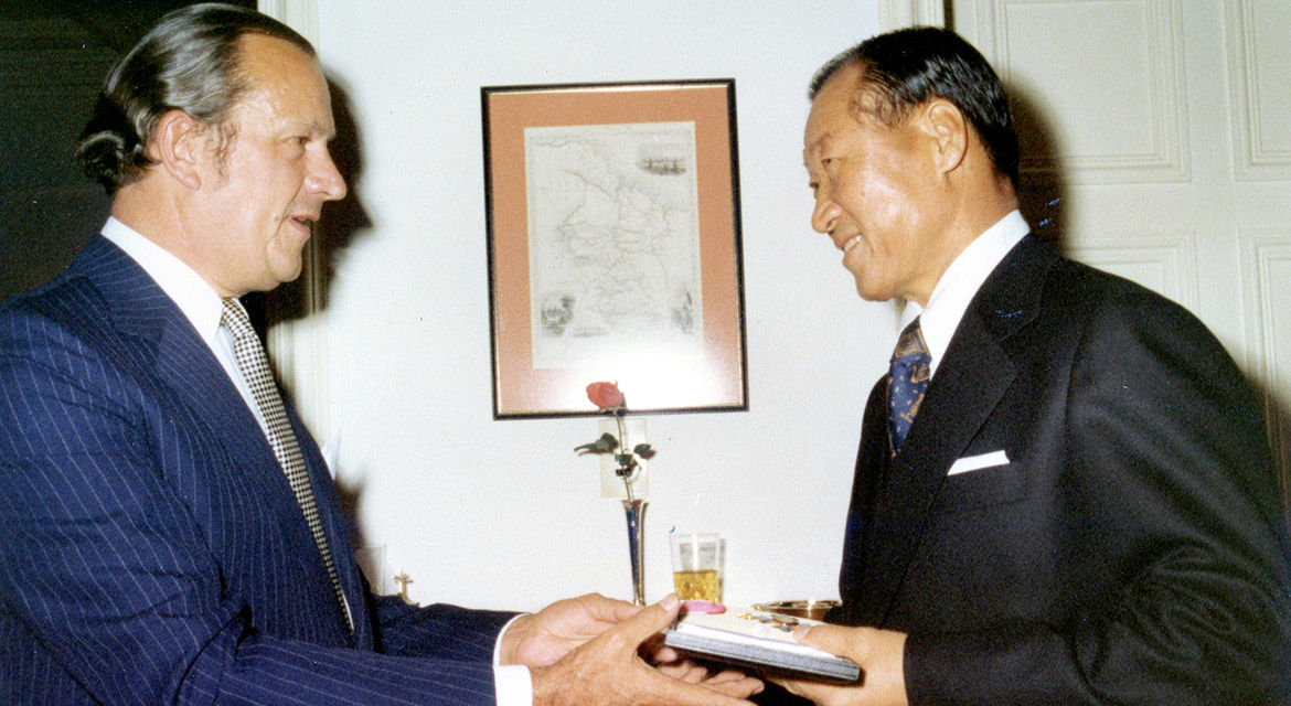 (From left) In 1977, William Bates (British Ambassador to the Republic of Korea at the time), Ju-yung Chung (Founding Chairman of Hyundai Motor Company)