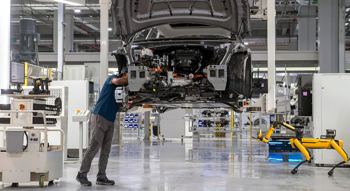 (from left) Jaehoon Chang, President and CEO of Hyundai Motor Company; Hoon Choi, Ambassador of Korea to Singapore; Png Cheong Boon, Chairman of Singapore EDB; Lawrence Wong, Deputy Prime Minister of Singapore; Euisun Chung, Executive Chair of Hyundai Motor Group; Dukgeun Ahn, Minister for Trade, Korea; Eric Teo, Ambassador of Singapore to Korea
