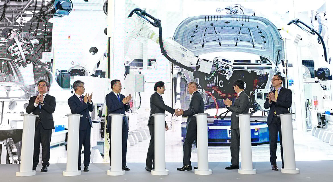 Human worker and robot SPOT work together at HMGICS