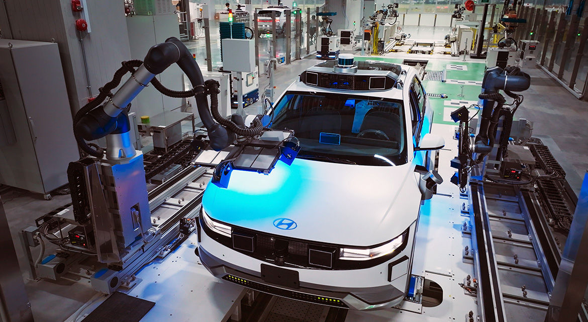  IONIQ 5 robotaxi inspected by robots