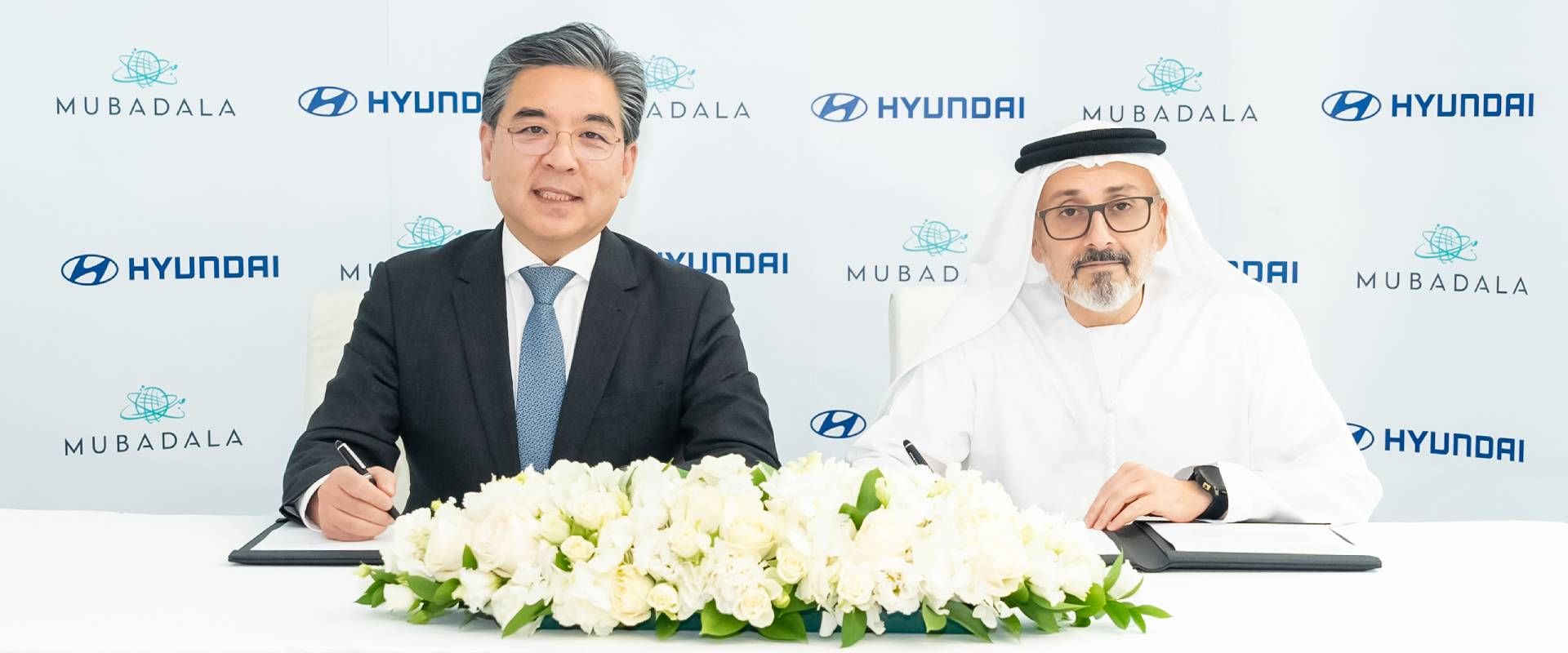 Jaehoon Chang, President and CEO of Hyundai Motor Company, and  (right) Waleed Al Mokarrab Al Muhairi, Deputy Group Chief Executive Officer of Mubadala Investment Company signed an agreement to jointly explore business opportunities for future mobility and technology