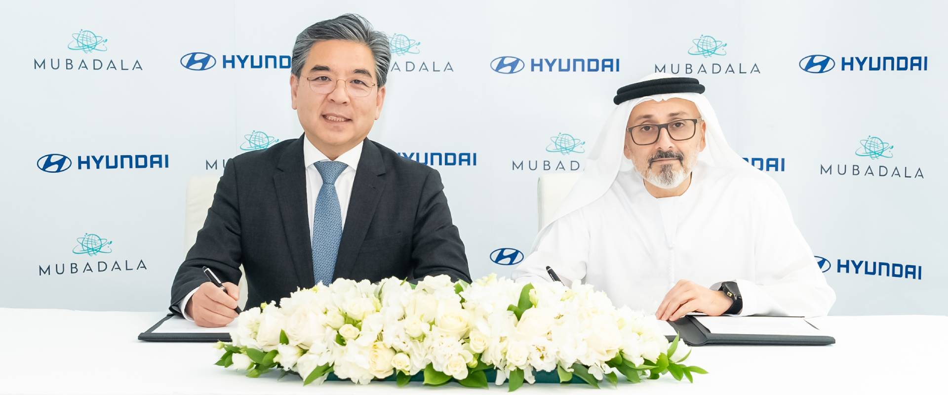 Jaehoon Chang, President and CEO of Hyundai Motor Company, and  (right) Waleed Al Mokarrab Al Muhairi, Deputy Group Chief Executive Officer of Mubadala Investment Company signed an agreement to jointly explore business opportunities for future mobility and technology