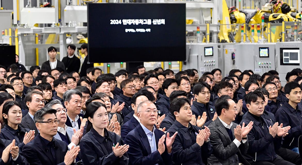 Hyundai Motor Group Executive Chair Euisun Chung looks around Kia AutoLand Gwangmyeong and encourages the employees