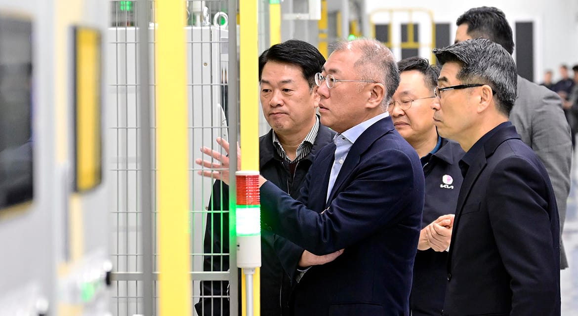 Hyundai Motor Group Executive Chair Euisun Chung looks around Kia AutoLand Gwangmyeong and encourages the employees