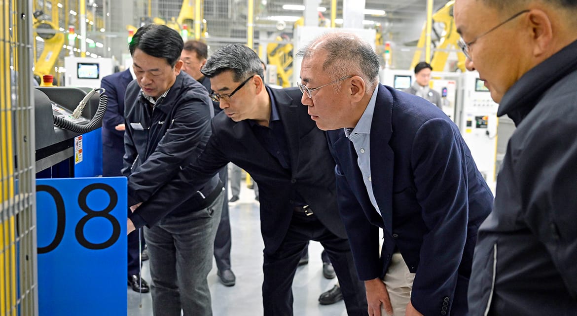 Hyundai Motor Group Executive Chair Euisun Chung looks around Kia AutoLand Gwangmyeong and encourages the employees