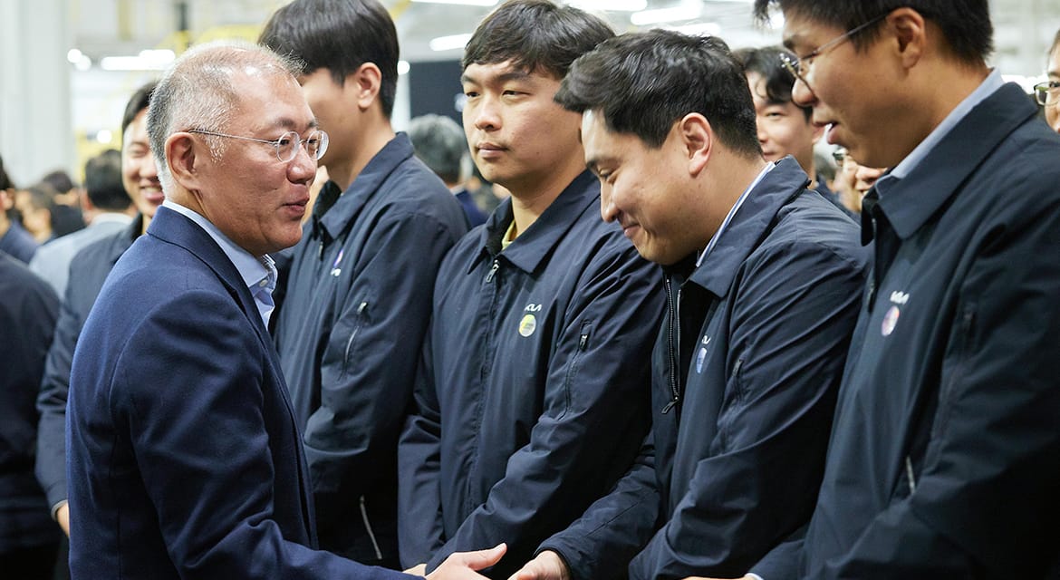 Hyundai Motor Group Executive Chair Euisun Chung looks around Kia AutoLand Gwangmyeong and encourages the employees