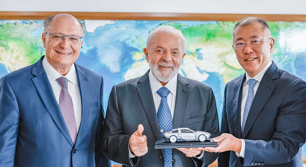 (From Right) Euisun Chung Executive Chair of Hyundai Motor Group; Brazil President Luiz Inácio Lula da Silva; Brazil Vice President Geraldo José Rodrigues Alckmin Filho *Photo provide by Brazil Government 