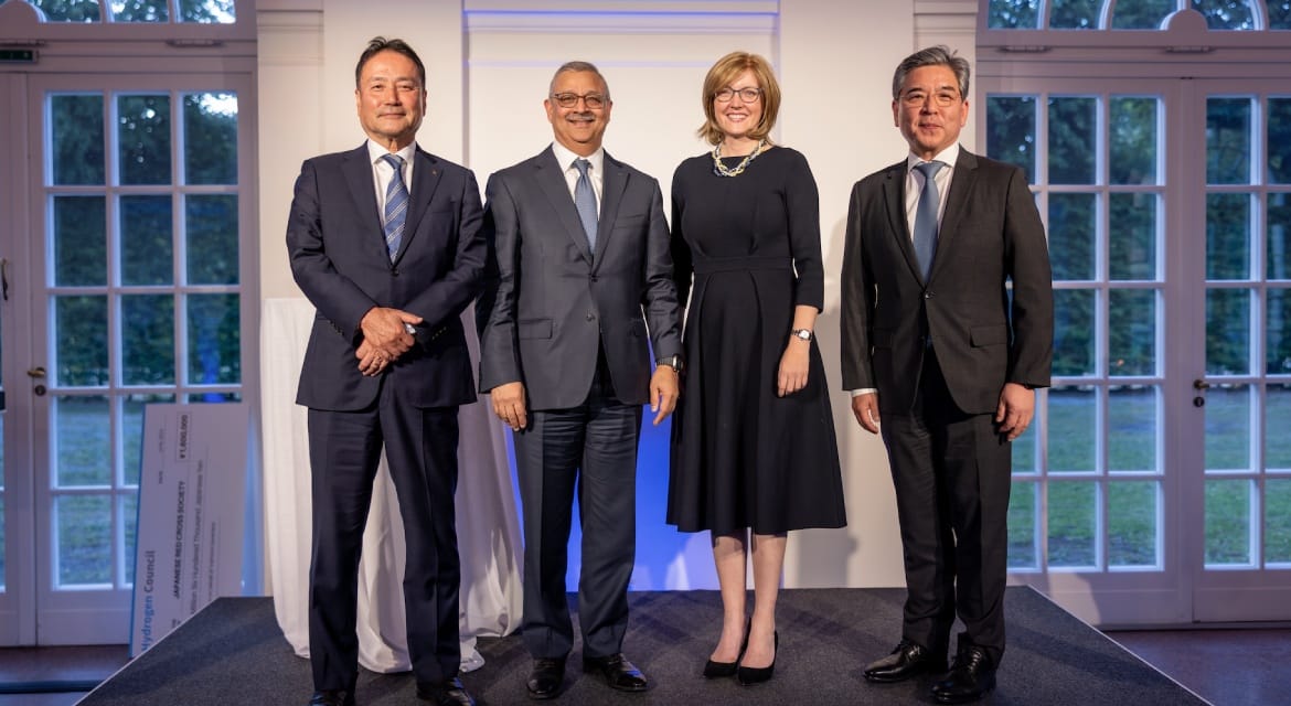 (From left) Yoshinori Kanehana, Chairman of Kawasaki Heavy Industries, Ltd.;  Sanjiv Lamba, CEO of Linde; Ivana Jemelkova, CEO of the Hydrogen Council; Jaehoon Chang, President and CEO of Hyundai Motor Company @Photo Credit: Hydrogen Council