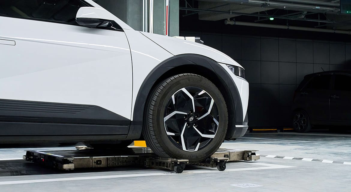 Hyundai WIA’s Parking Robot can autonomously park vehicles, maneuver in tight spaces, and increase parking space utilization