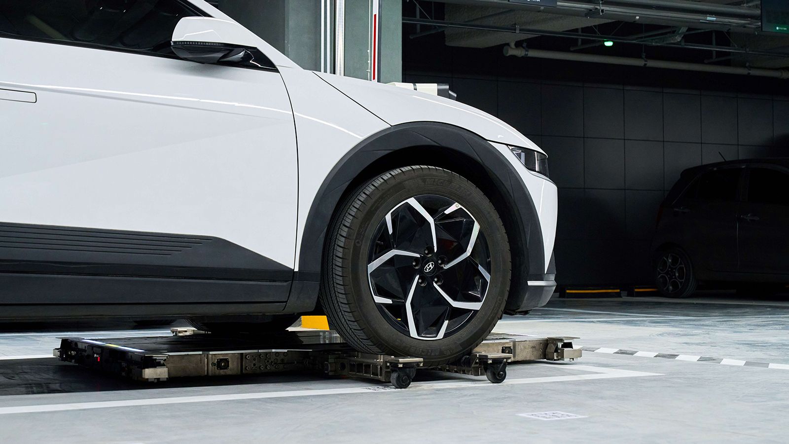 Hyundai WIA’s Parking Robot can autonomously park vehicles, maneuver in tight spaces, and increase parking space utilization