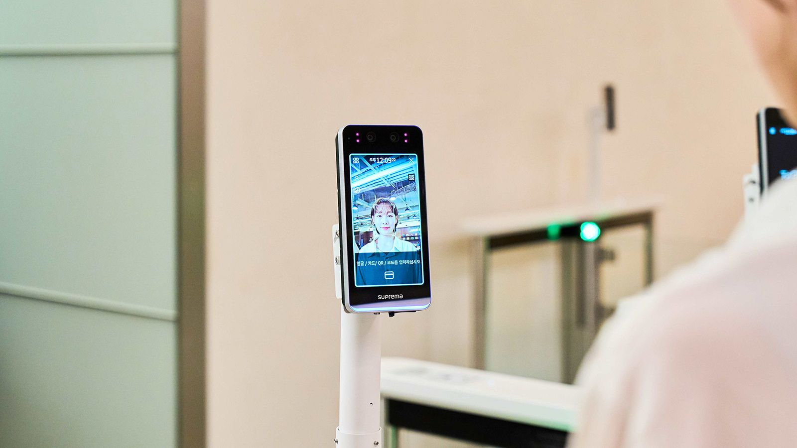 DAL-e Delivery is equipped with artificial intelligence (AI) Face Identification technology developed by Robotics LAB, with an accuracy of 99.9%