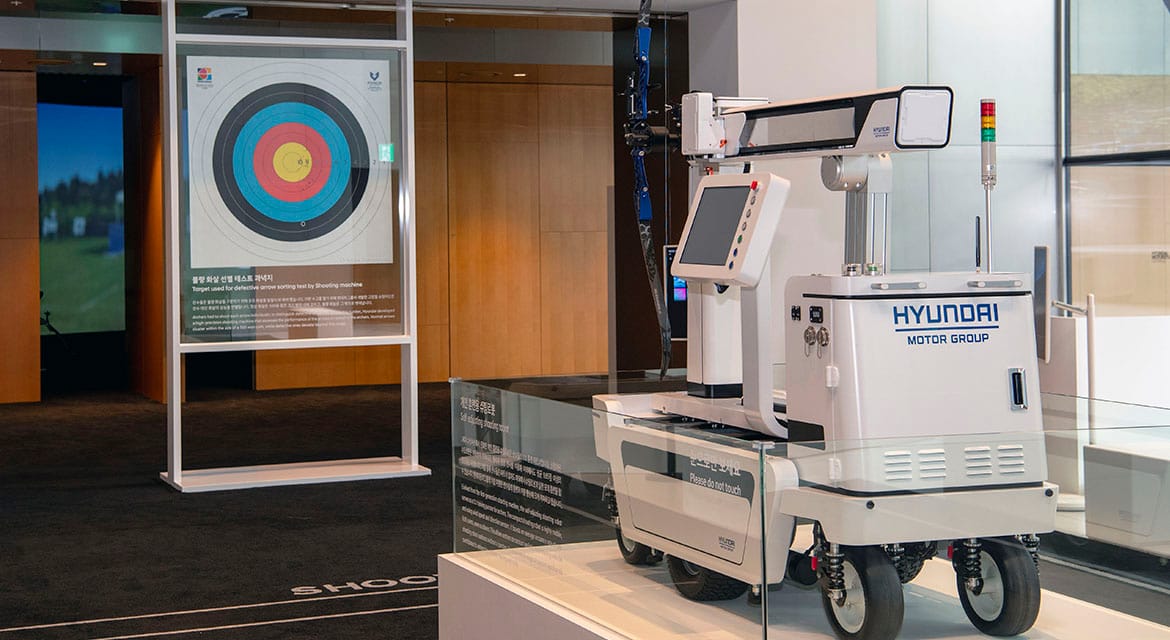 Self-adjusting shooting robot