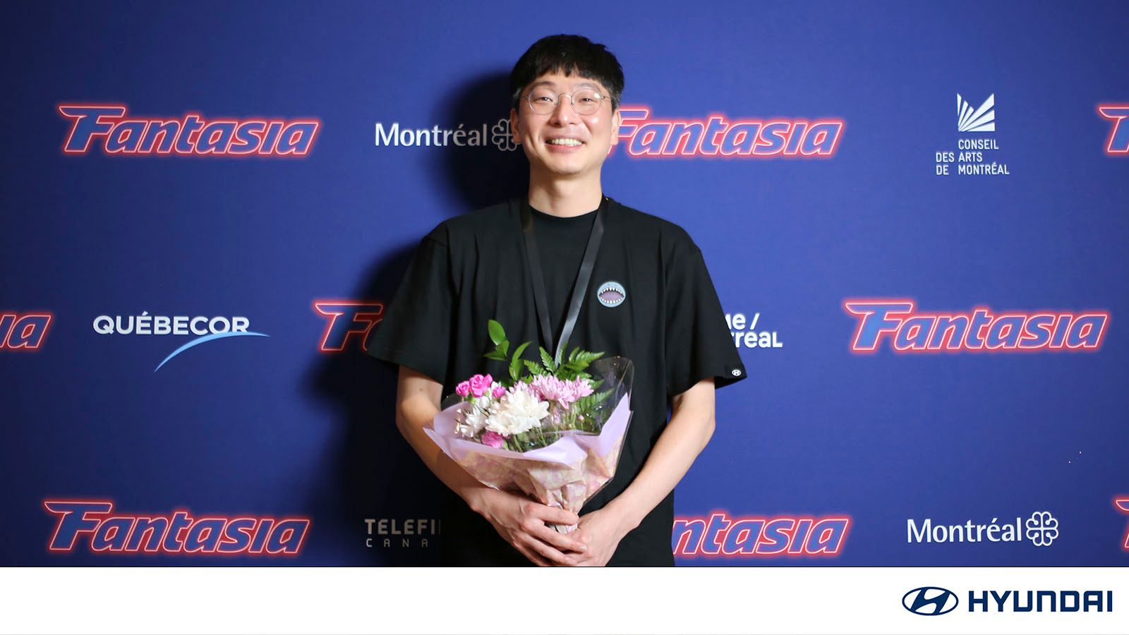 Director Moon Byounggon accepts the award