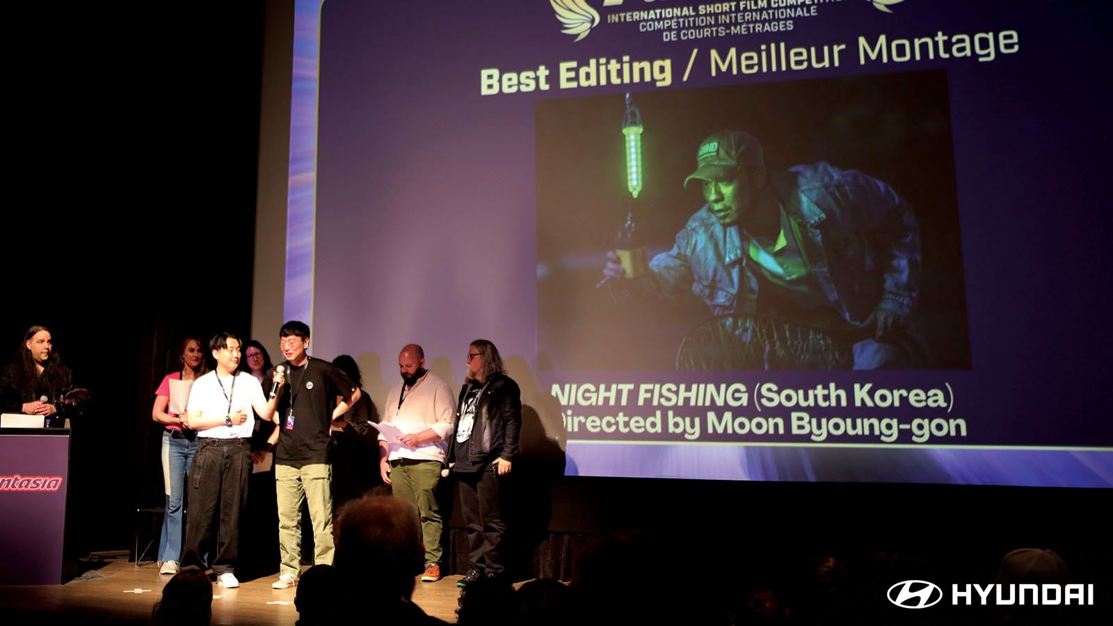 Director Moon Byounggon accepts the award