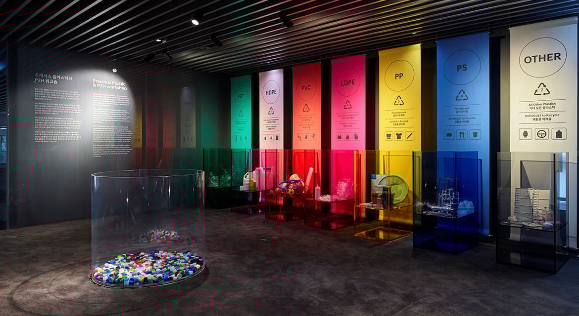 Exhibition attendees can exchange plastic bottle caps for unique recycled souvenirs and learn about Hyundai Motor's innovative plastic-to-hydrogen (P2H) technology