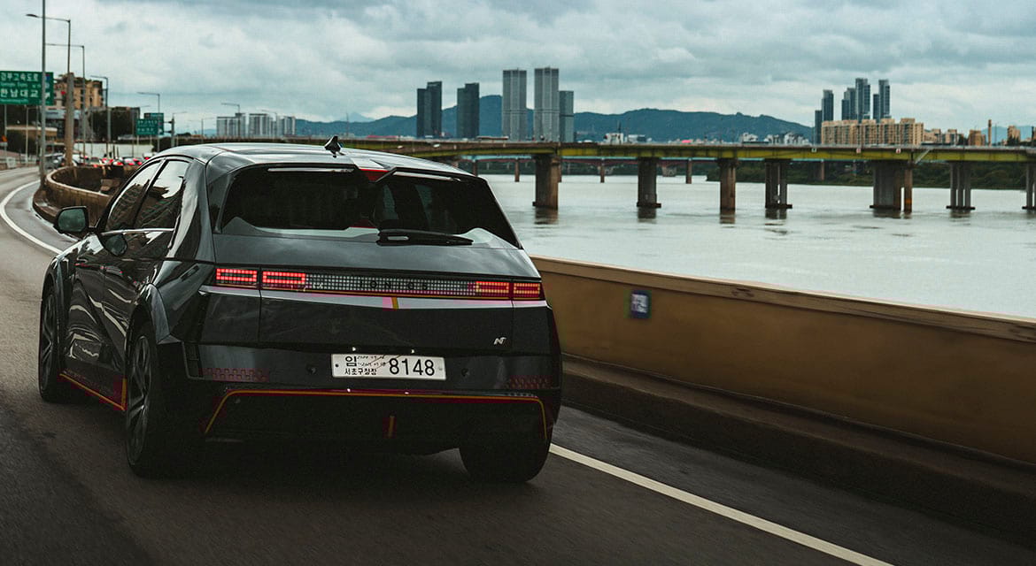 The Han river divides the city of Seoul, but also unites the two banks that offer contrasting feels