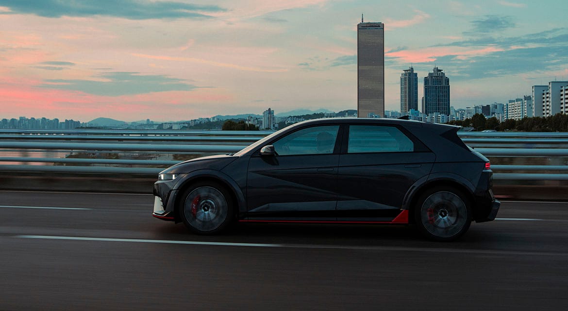 The many bridges that traverse the Han are metaphors for the connection of contrasts that occure often under breathtaking skies