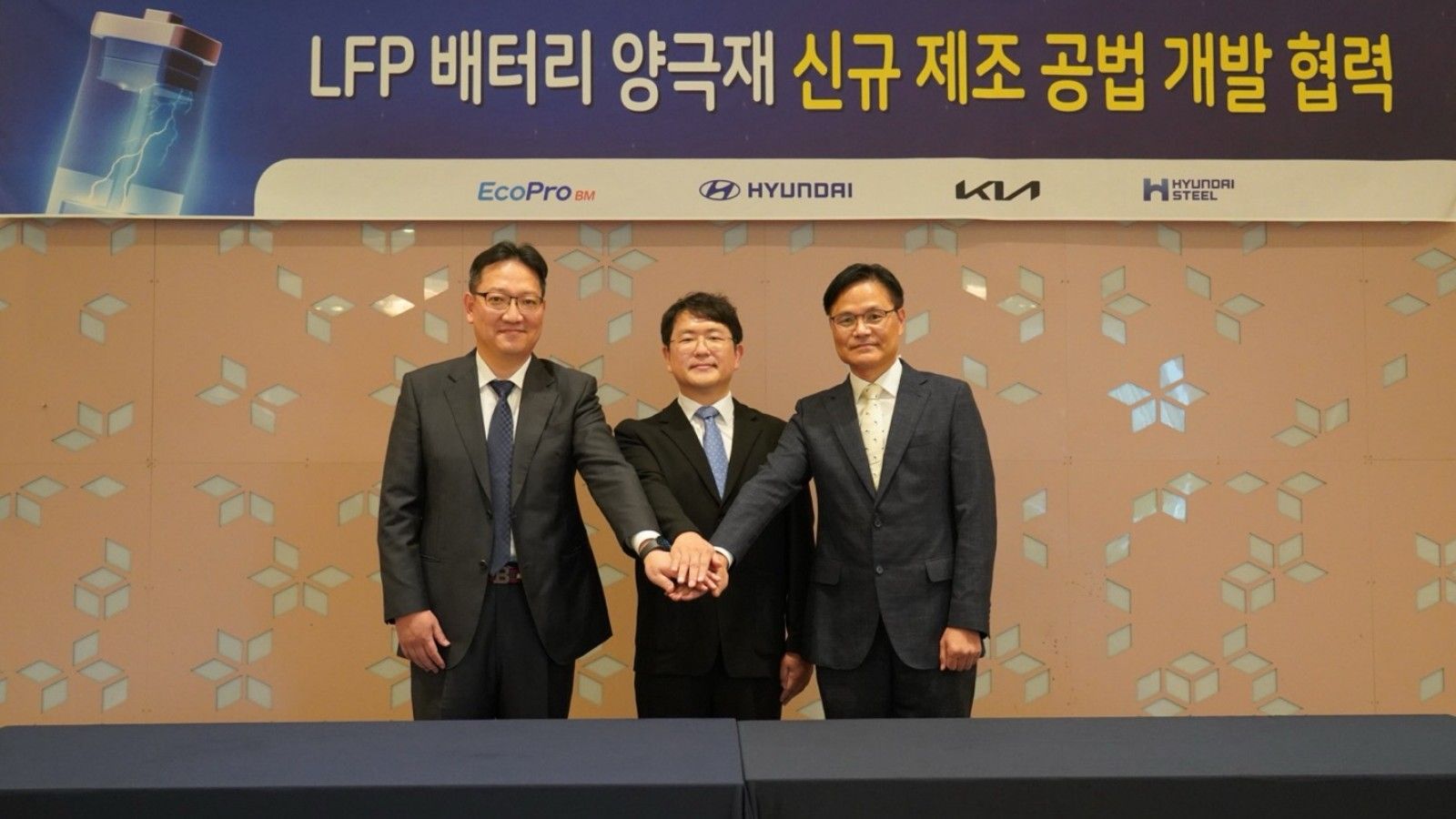 (From left) Hee-Joong Im, Vice President and Head of Advanced Technology Development Group at Hyundai Steel; Junwon Suh, Executive Directer and R&D Planning Deptuty Manager of Department; and Soonjoon Jung, Vice President and Head of the Electrification and Driving Materials Development Group at Hyundai Motor and Kia