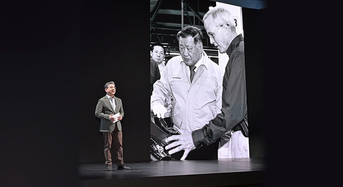 Hyundai Motor Group Honorary Chairman Mong-Koo Chung encouraged researchers at Mabuk Environmental Technology R&D Center to push the boundaries of developing hydrogen fuel cell vehicles.