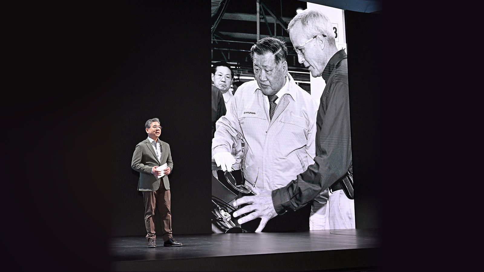 Hyundai Motor Group Honorary Chairman Mong-Koo Chung encouraged researchers at Mabuk Environmental Technology R&D Center to push the boundaries of developing hydrogen fuel cell vehicles.