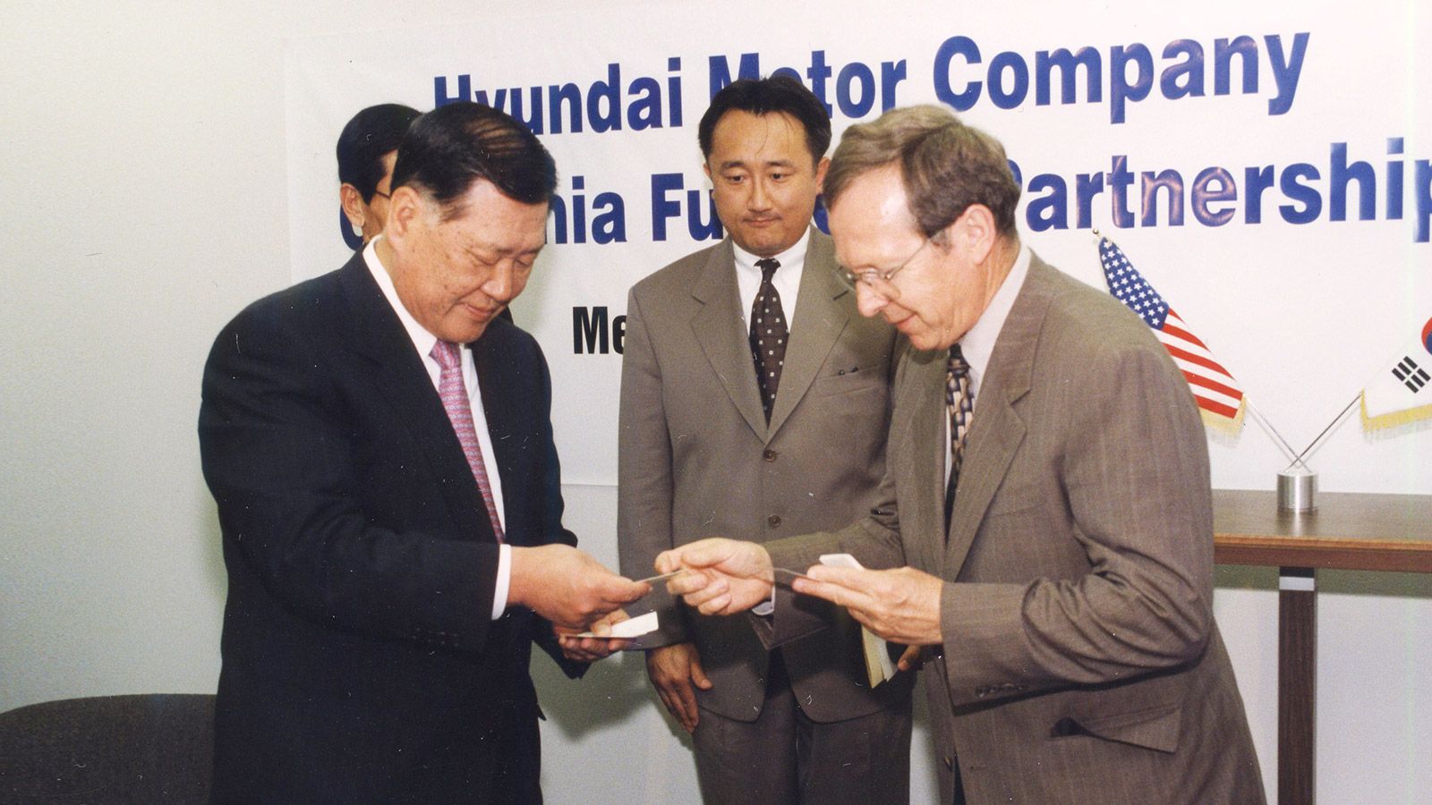 Hyundai Motor Group Honorary Chairman Mong-Koo Chung signed California Fuel Cell Partnership (CaFCP) in 2020 to promote hydrogen fuel cell vehicles