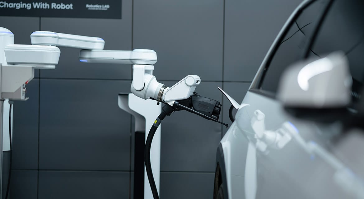 Combined with Hyundai's automatic parking robot, the automatic charging robot means your bionic valet will always kee your EV topped up with charge