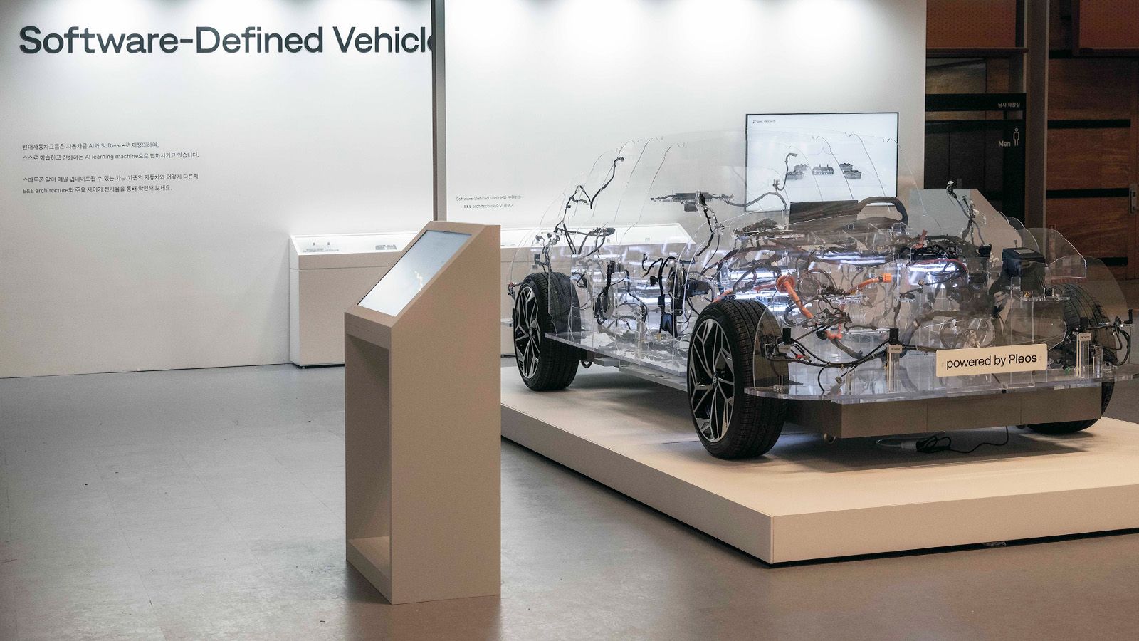 E&E architecture combines high-performance vehicle computer (HPVC) and zone-specific controllers to enhance performance and scalability of the vehicle OS.