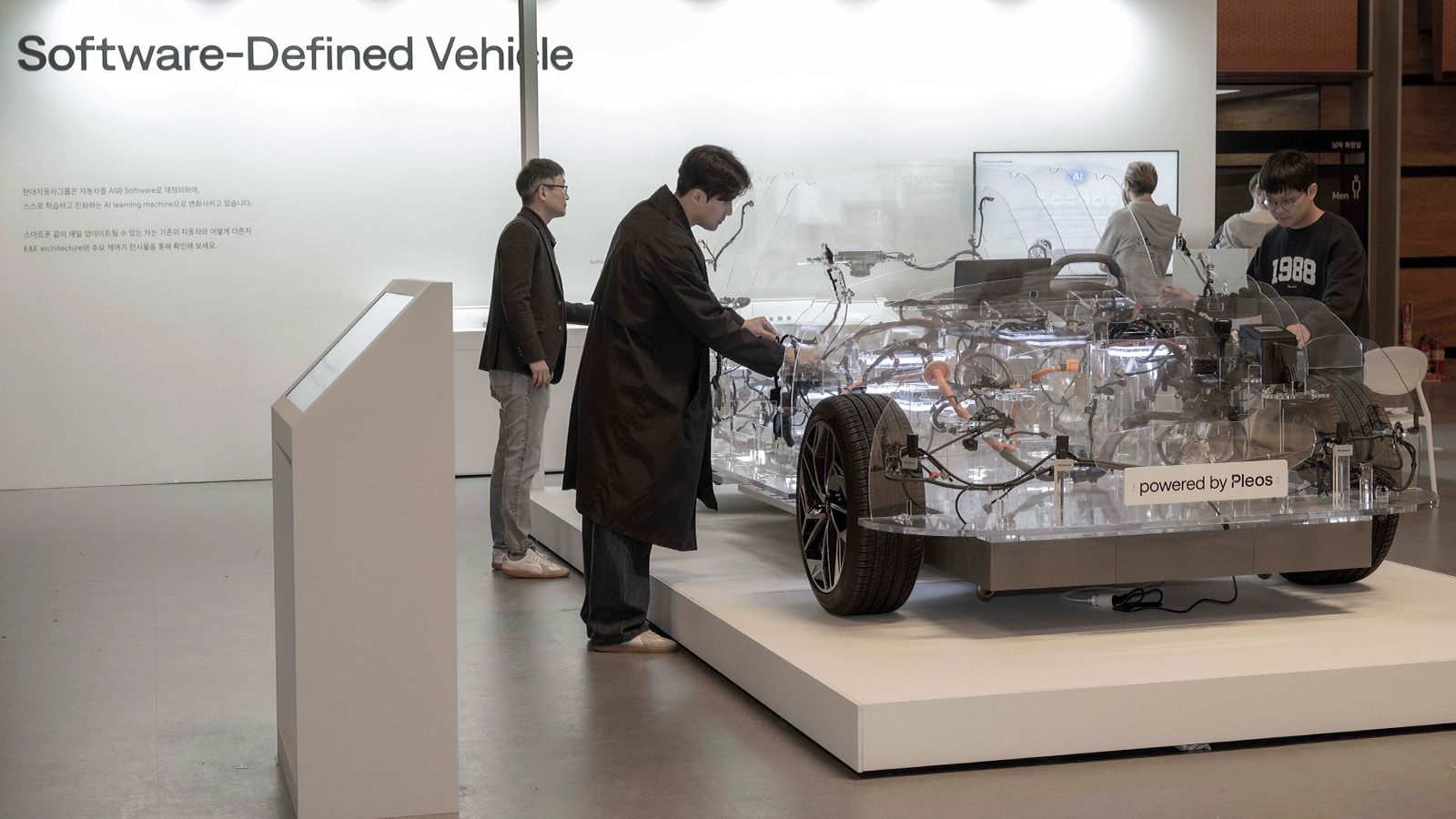 E&E architecture combines high-performance vehicle computer (HPVC) and zone-specific controllers to enhance performance and scalability of the vehicle OS.