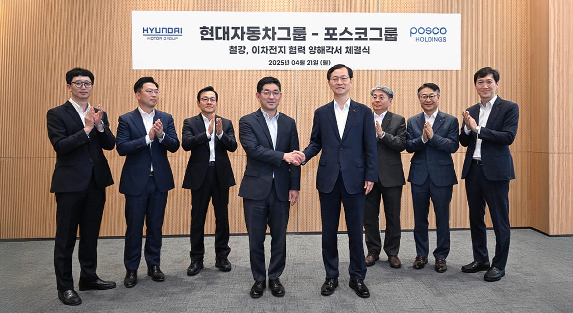 Hyundai Motor Group Executive Vice President and Head of Corporate Planning Division, Suk Won Hahn, and POSCO Holdings President and Head of Corporate Strategy Division, Ju-Tae Lee.