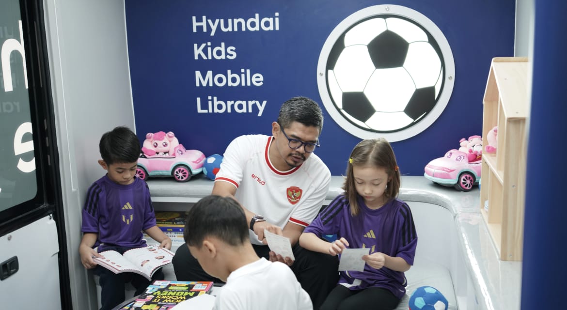 Bambang Pamungkas, Indonesian Legend Football Player and Kids inside the Hyundai Kids Mobile Library