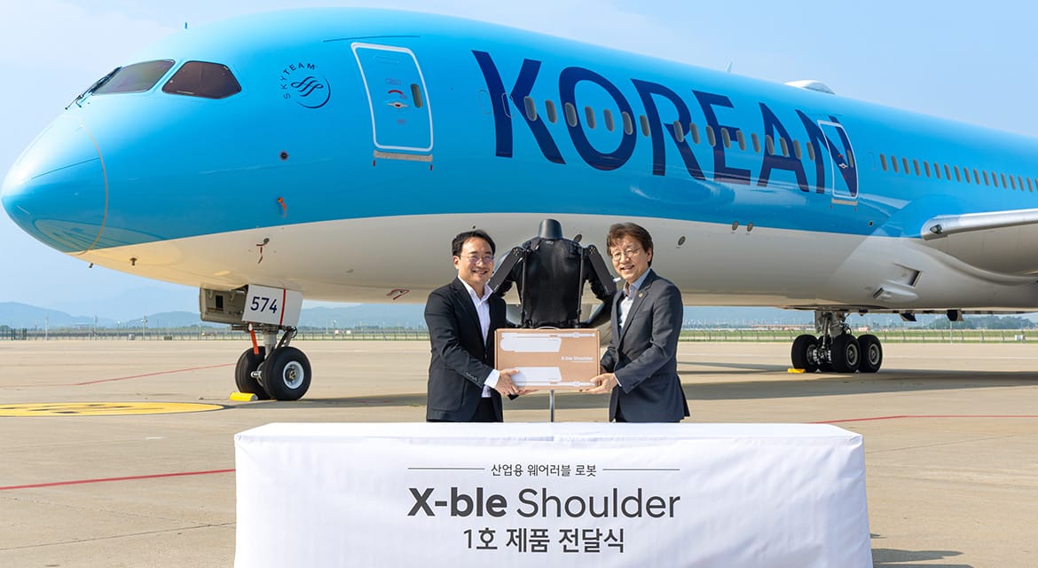 (left) Dong Jin Hyun, Vice President and Head of Robotics LAB at Hyundai Motor and Kia; and (right) Hyunboh Jung, Managing Vice President and Head of Aerostructure Business Department at Korean Air