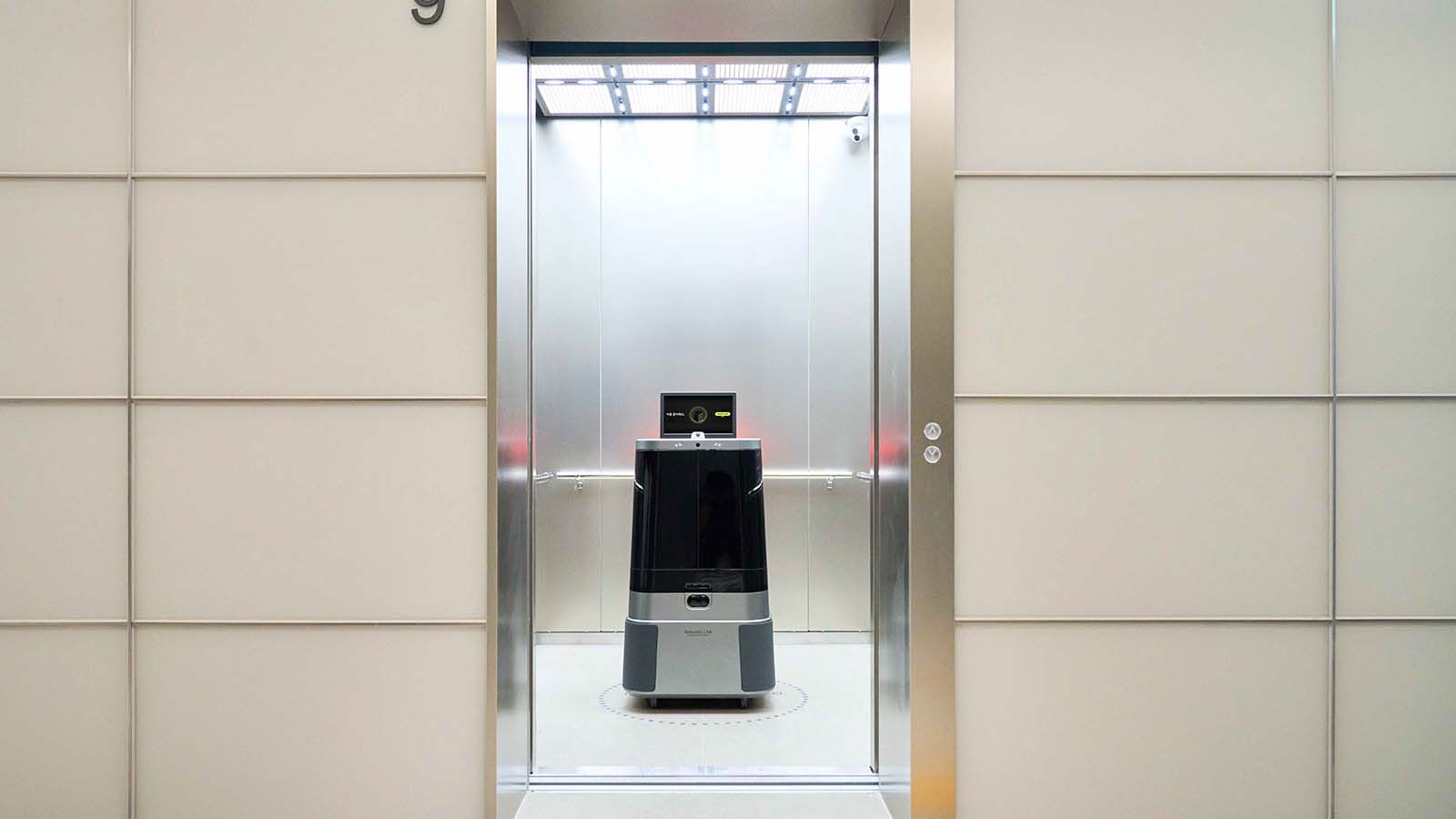 Hyundai Motor Group Robotics Lab's award-winning DAL-e Delivery robot can drop drinks right to your office